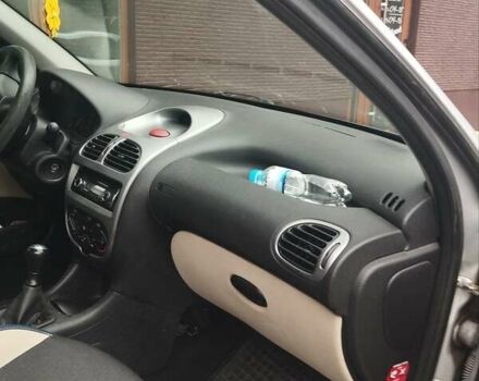 Серый Пежо 206, объемом двигателя 1.1 л и пробегом 180 тыс. км за 2700 $, фото 3 на Automoto.ua