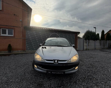 Серый Пежо 206, объемом двигателя 1.36 л и пробегом 260 тыс. км за 3500 $, фото 1 на Automoto.ua