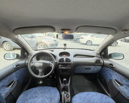 Серый Пежо 206, объемом двигателя 1.36 л и пробегом 260 тыс. км за 3500 $, фото 7 на Automoto.ua