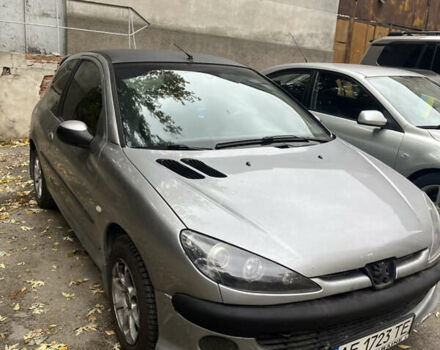 Серый Пежо 206, объемом двигателя 1.36 л и пробегом 300 тыс. км за 2600 $, фото 1 на Automoto.ua