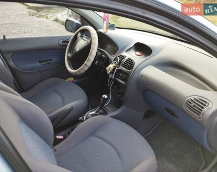 Серый Пежо 206, объемом двигателя 1.4 л и пробегом 178 тыс. км за 3200 $, фото 6 на Automoto.ua