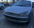 Сірий Пежо 206, об'ємом двигуна 1.36 л та пробігом 230 тис. км за 2500 $, фото 1 на Automoto.ua
