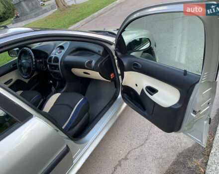 Сірий Пежо 206, об'ємом двигуна 1.36 л та пробігом 115 тис. км за 2500 $, фото 24 на Automoto.ua