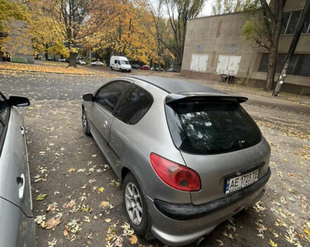 Серый Пежо 206, объемом двигателя 1.36 л и пробегом 300 тыс. км за 2600 $, фото 3 на Automoto.ua