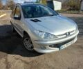 Серый Пежо 206, объемом двигателя 1.4 л и пробегом 170 тыс. км за 3800 $, фото 1 на Automoto.ua