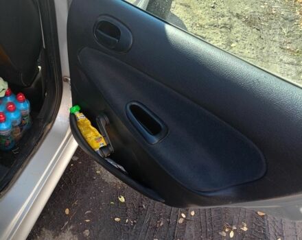 Серый Пежо 206, объемом двигателя 1.4 л и пробегом 170 тыс. км за 3800 $, фото 4 на Automoto.ua