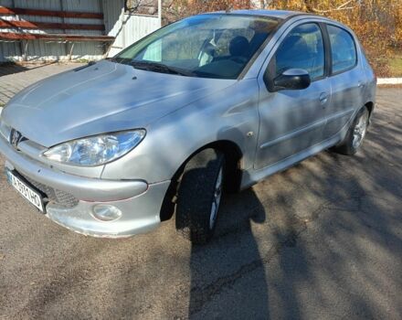 Серый Пежо 206, объемом двигателя 1.4 л и пробегом 170 тыс. км за 3800 $, фото 1 на Automoto.ua