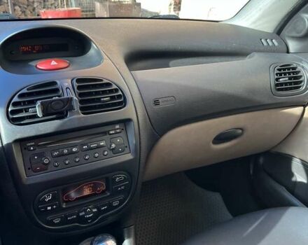 Серый Пежо 206, объемом двигателя 1.6 л и пробегом 97 тыс. км за 4500 $, фото 7 на Automoto.ua