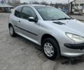 Серый Пежо 206, объемом двигателя 1.4 л и пробегом 230 тыс. км за 650 $, фото 5 на Automoto.ua