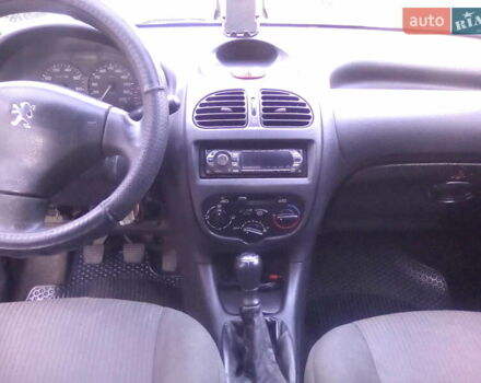 Серый Пежо 206, объемом двигателя 1.4 л и пробегом 220 тыс. км за 3400 $, фото 2 на Automoto.ua