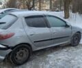 Серый Пежо 206, объемом двигателя 1.36 л и пробегом 260 тыс. км за 1200 $, фото 1 на Automoto.ua