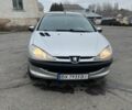 Серый Пежо 206, объемом двигателя 1.4 л и пробегом 230 тыс. км за 650 $, фото 1 на Automoto.ua