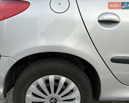 Сірий Пежо 206, об'ємом двигуна 1.4 л та пробігом 160 тис. км за 4000 $, фото 5 на Automoto.ua