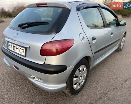 Серый Пежо 206, объемом двигателя 1.36 л и пробегом 173 тыс. км за 3350 $, фото 3 на Automoto.ua
