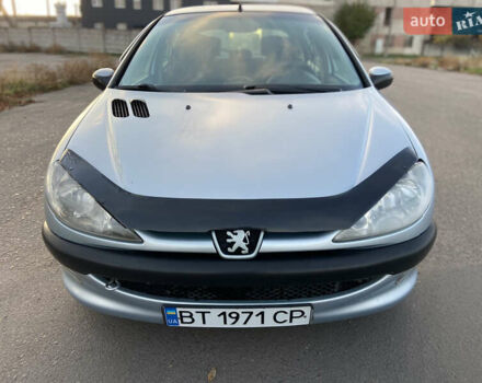 Серый Пежо 206, объемом двигателя 1.36 л и пробегом 173 тыс. км за 3350 $, фото 2 на Automoto.ua
