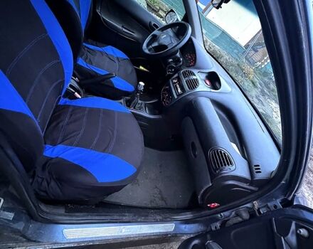 Сірий Пежо 206, об'ємом двигуна 1.4 л та пробігом 320 тис. км за 2500 $, фото 4 на Automoto.ua