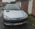 Серый Пежо 206, объемом двигателя 1.4 л и пробегом 318 тыс. км за 1100 $, фото 1 на Automoto.ua