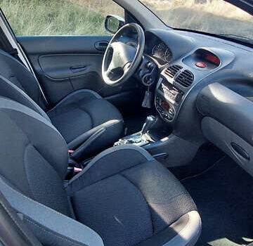 Серый Пежо 206, объемом двигателя 1.6 л и пробегом 90 тыс. км за 5500 $, фото 9 на Automoto.ua