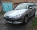 Серый Пежо 206, объемом двигателя 1.4 л и пробегом 318 тыс. км за 1100 $, фото 1 на Automoto.ua