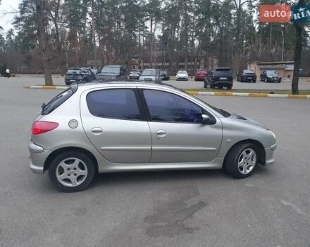 Сірий Пежо 206, об'ємом двигуна 1.36 л та пробігом 260 тис. км за 3000 $, фото 3 на Automoto.ua