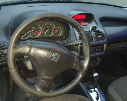Серый Пежо 206, объемом двигателя 1.4 л и пробегом 260 тыс. км за 3000 $, фото 8 на Automoto.ua