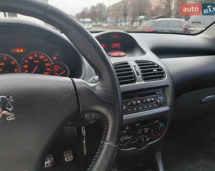 Серый Пежо 206, объемом двигателя 1.4 л и пробегом 165 тыс. км за 3500 $, фото 15 на Automoto.ua