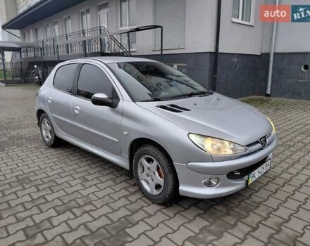 Серый Пежо 206, объемом двигателя 1.4 л и пробегом 165 тыс. км за 3500 $, фото 2 на Automoto.ua