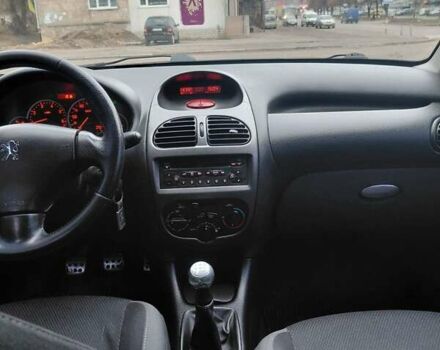 Серый Пежо 206, объемом двигателя 1.4 л и пробегом 165 тыс. км за 3500 $, фото 18 на Automoto.ua