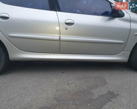 Сірий Пежо 206, об'ємом двигуна 1.36 л та пробігом 260 тис. км за 3000 $, фото 7 на Automoto.ua