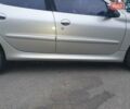 Сірий Пежо 206, об'ємом двигуна 1.36 л та пробігом 260 тис. км за 3000 $, фото 7 на Automoto.ua