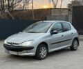 Сірий Пежо 206, об'ємом двигуна 1.36 л та пробігом 200 тис. км за 2499 $, фото 1 на Automoto.ua