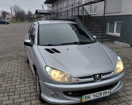 Серый Пежо 206, объемом двигателя 1.4 л и пробегом 165 тыс. км за 3500 $, фото 1 на Automoto.ua