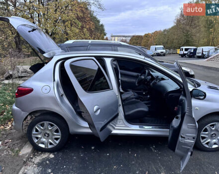 Серый Пежо 206, объемом двигателя 1.36 л и пробегом 278 тыс. км за 3250 $, фото 3 на Automoto.ua