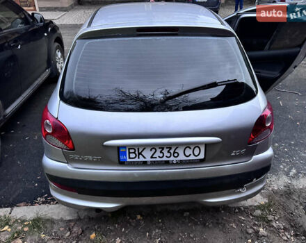 Серый Пежо 206, объемом двигателя 1.36 л и пробегом 278 тыс. км за 3250 $, фото 1 на Automoto.ua