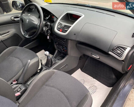 Сірий Пежо 206, об'ємом двигуна 1.4 л та пробігом 188 тис. км за 4250 $, фото 6 на Automoto.ua
