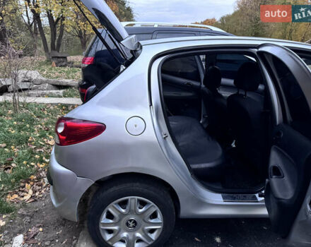 Серый Пежо 206, объемом двигателя 1.36 л и пробегом 278 тыс. км за 3250 $, фото 4 на Automoto.ua