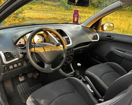 Сірий Пежо 206, об'ємом двигуна 1.4 л та пробігом 260 тис. км за 4000 $, фото 9 на Automoto.ua