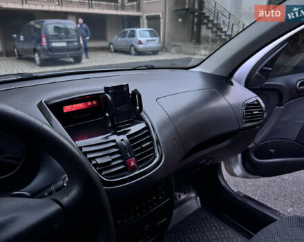 Серый Пежо 206, объемом двигателя 1.36 л и пробегом 278 тыс. км за 3250 $, фото 15 на Automoto.ua
