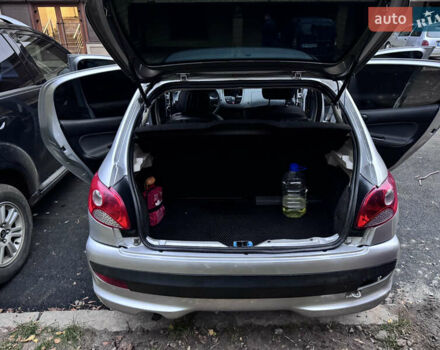 Серый Пежо 206, объемом двигателя 1.36 л и пробегом 278 тыс. км за 3250 $, фото 5 на Automoto.ua