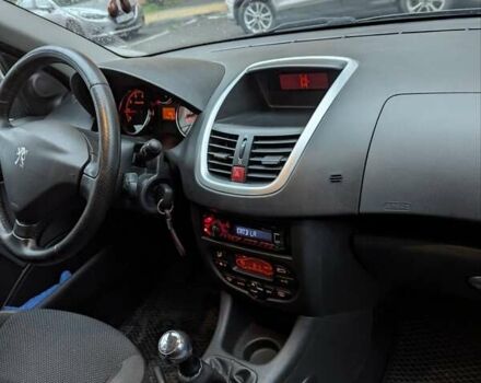 Сірий Пежо 206, об'ємом двигуна 1.36 л та пробігом 143 тис. км за 5000 $, фото 4 на Automoto.ua