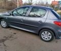Серый Пежо 206, объемом двигателя 1.36 л и пробегом 180 тыс. км за 4200 $, фото 3 на Automoto.ua