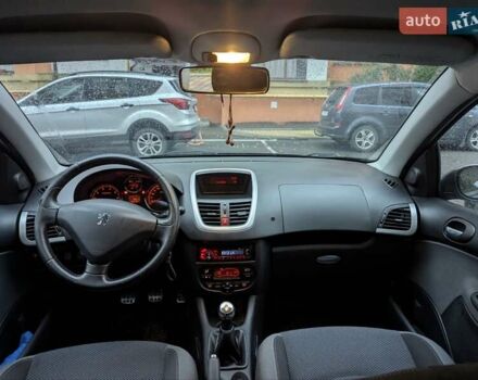 Сірий Пежо 206, об'ємом двигуна 1.36 л та пробігом 143 тис. км за 5000 $, фото 5 на Automoto.ua