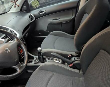 Сірий Пежо 206, об'ємом двигуна 1.36 л та пробігом 143 тис. км за 5000 $, фото 11 на Automoto.ua