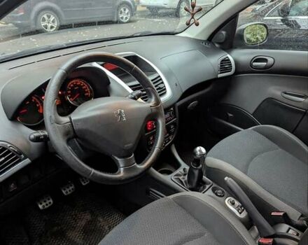 Сірий Пежо 206, об'ємом двигуна 1.36 л та пробігом 143 тис. км за 5000 $, фото 9 на Automoto.ua