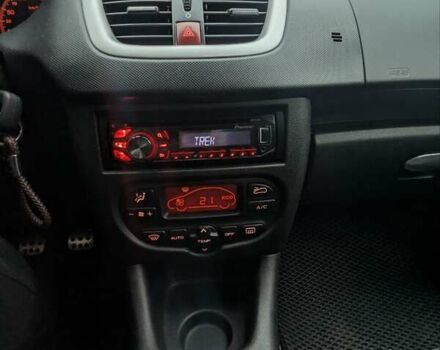 Сірий Пежо 206, об'ємом двигуна 1.36 л та пробігом 143 тис. км за 5000 $, фото 10 на Automoto.ua