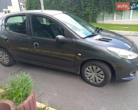 Серый Пежо 206, объемом двигателя 1.4 л и пробегом 180 тыс. км за 4100 $, фото 2 на Automoto.ua