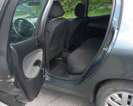 Серый Пежо 206, объемом двигателя 1.4 л и пробегом 180 тыс. км за 4100 $, фото 8 на Automoto.ua