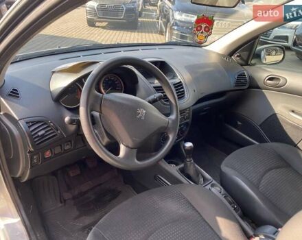 Серый Пежо 206, объемом двигателя 1.4 л и пробегом 137 тыс. км за 3900 $, фото 10 на Automoto.ua