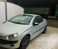 Серый Пежо 206, объемом двигателя 1.6 л и пробегом 306 тыс. км за 2400 $, фото 1 на Automoto.ua