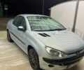 Серый Пежо 206, объемом двигателя 1.6 л и пробегом 306 тыс. км за 2400 $, фото 1 на Automoto.ua